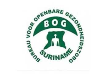 BOG 1 1024x512 1 1 Bij het organiseren van evenementen, waarbij eten en drank verkocht zal worden, moet men bij de vergunningsaanvraag een foodhandlers keuringcertificaat overleggen. Het verzoekschrift moet ten minste 4 weken voor de geplande datum van het evenement ingediend worden. Bij het te laat indienen kan er een boete worden opgelegd. Ook zullen er boetes opgelegd worden aan de organisatoren, als blijkt dat deze certificaten ontbreken tijdens controles bij evenementen.