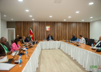 Bedrijfsleven 02 Het bedrijfsleven is zwaar gedreven om stappen vooruit te zetten en uiteindelijk een bijdrage te leveren aan de groei van de Surinaamse economie. Daarvoor zijn tenminste die randvoorwaarden van belang om een productieverhoging te doen en door middel van export de verdiencapaciteit te verhogen.