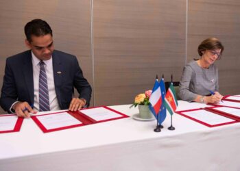 Bezoek Minister Amar Ramadhin aan Parijs2 In Parijs heeft de ondertekening plaatsgevonden van een samenwerkingsdocument tussen de ministers van Volksgezondheid van Suriname en Frankrijk, respectievelijk Amar Ramadhin en Agnès Firmin Le Bodo. De ondertekening volgt op een intentieverklaring die in januari dit jaar tussen Suriname en Frankrijk was getekend over de samenwerking tussen het Marwina Ziekenhuis Suriname en het CHOG Hospitaal in Frans-Guyana.