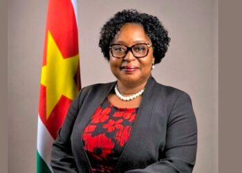 Bibis Glora De Mees web Mr. Gloria de Mees is gekozen tot commissaris van de inter-Amerikaanse Commissie voor Mensenrechten (IACHR) voor de periode 2024-2027. Het is voor het eerst dat een Surinamer gekozen is als commissaris van dit belangrijke orgaan. De IACHR telt 7 commissarissen, waarvan 4, ditmaal gekozen zijn en de overige hun termijn volgend jaar verloopt. Mr. De Mees werd samen met kandidaten van Argentinië, Guatemala en Guyana gekozen. Er waren 9 kandidaten, waarvan 3 zich voor de verkiezing hadden teruggetrokken, zodat er uit de overige 6 gekozen moest worden. Via een goede presentatie van de kandidaat aan de lidlanden en lobbywerk bij bevriende landen is het gelukt om de meerderheid van stemmen te krijgen.