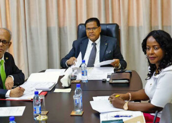 Caricom Meeting 5 jan 2024 Tijdens de bijeenkomst zijn cruciale zaken besproken met betrekking tot Haïti. Vanuit zijn kantoor heeft het staatshoofd op vrijdag 5 januari 2024 aan deze meeting geparticipeerd ondersteund door minister Albert Ramdin van Buitenlandse Zaken, International Business en Internationale Samenwerking (BIBIS) en Chairmè Haakmat-Konigferander, CARICOM-ambassadeur.