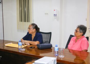 Carla Bakboordrechts tezamen met Henna Guicherit links en minister Kenneth Amoksi van het Ministerie van Justitie en Politie midden 3 De Women’s Rights Centre (WRC) met als voorzitter Carla Bakboord heeft samen met het bestuurslid Henna Guicherit het officiële rapport Evaluatie van de Wet Bestrijding Huiselijke Geweld (WBHG), aangeboden aan minister van Justitie en Politie, Kenneth Amoksi.