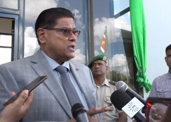 Chan 1 Dit besluit genaamd “Besluit Verklaring van Inkomen en Vermogen en Register Ontvangstbewijzen,” heeft als doel de financiële positie van publieke functionarissen in Suriname transparanter te maken en mogelijke corruptie tegen te gaan. De President benadrukt dat het nieuwe besluit een balans zoekt tussen transparantie en de bescherming van de persoonlijke levenssfeer van publieke functionarissen. De informatie uit de Verklaring van Inkomen en Vermogen wordt uitsluitend gebruikt voor de doeleinden waarvoor deze is opgevraagd en is onderhevig aan de relevante wetten en regelgeving.