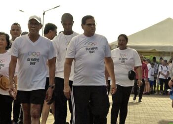 Chan Olympic day web President Chandrikapersad Santokhi ziet zowel de particuliere sector als de regering deels inkomen met financiering voor de sportontwikkeling. Het staatshoofd spreekt van een public-private samenwerking. “Dan denk ik dat we meer resultaten kunnen neerzetten”, aldus de regeringsleider, die zaterdag actief heeft meegedaan aan de door het Surinaams Olympisch Comité (SOC) georganiseerde Olympic Day.