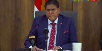 Chan PC kl 1 President Chan Santokhi heeft aangekondigd dat er spoedig een nieuwe korpschef komt. Het staatshoofd zei maandag tijdens zijn spreekbeurt in de eerste ronde van de Algemene Politieke Beschouwingen (APB) dat de benoeming van de nieuwe politiechef binnenkort een feit zal zijn. Hij deelde het parlement mee dat het traject van het versterken van de korpsleiding en het benoemen van een korpschef al is ingezet. Er zijn ook al kandidaten in beeld gebracht. Een selectieteam, dat zich over dit proces buigt, heeft al  gesprekken gevoerd met de kandidaten.
