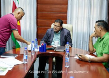 Chan Santokhi in gesprek met boeren in nickerie “Inmiddels blijkt dat de periode om in hoger beroep te gaan al verstreken is”, zei president Chandrikapersad Santokhi maandag aan journalisten in Nickerie over de controversiële uitgifte van Stalweide Blok 3.