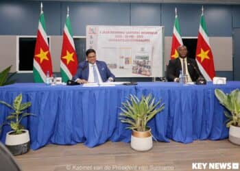 Chan en Brunswijk tijdens regeringsperco 25 mei 2023 1 De Surinaamse regering heeft onlangs een belangrijk besluit genomen om de overdracht van beperkte zakelijke rechten in erfpacht en grondhuur te vergemakkelijken voor familieleden.