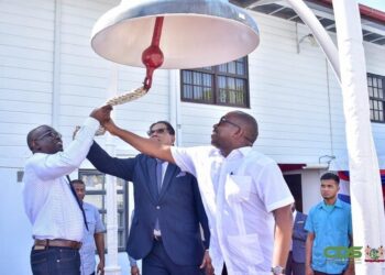 Chan en MAS opendag De Maritieme Autoriteit Suriname (MAS) organiseert de jaarlijkse Maritieme Opendagen, een driedaags evenement dat zich richt op het vergroten van de bekendheid van de maritieme sector, met speciale aandacht voor scholieren vanaf het voortgezet onderwijs. De open dagen vinden plaats van 7 tot 9 november 2024 op het terrein van de MAS.