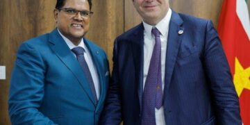 Chan en Pouyonne Na de meeting met de CEO van Total Patrick Pouyanne op 13 september 2023, verklaarde president Santokhi dat degene die de ontwikkelingen nog niet zien, een bril moeten aanschaffen. Volgens de directeur van Staatsolie zal Suriname nooit meer arm zijn als ze het geld uit de verdienste van Blok 58 goed besteden. De VSB en anderen verklaarden dat Suriname nu haar huis werk moet maken hoe zij het geld gaat besteden. Politici spraken over een spaar- en stabilisatiefonds en zelfs een check voor alle baby’s.