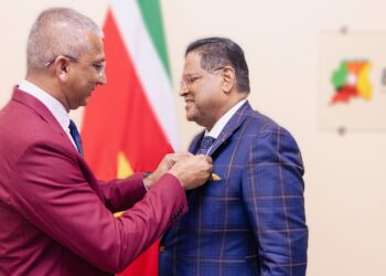 President Santokhi ontvangt speciale pin Lions Club