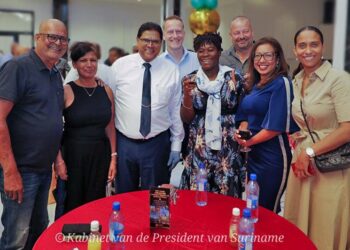 Chan ondernemers web Tijdens zijn bezoek aan een ondernemersavond, gehouden op woensdag 10 mei 2023, deed president Chandrikapersad Santokhi een oproep aan de Surinaamse zakenlui om zich te gaan bundelen.