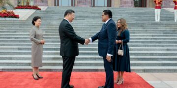 China april b President Chandrikapersad Santokhi zal zaterdag vanuit Nederland terugkeren naar Suriname. De president en zijn delegatie die op staatsbezoek waren, keren voldaan terug uit China en zien het bezoek als succesvol.