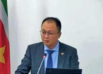 Chuanrui Wang Als lid van De Nationale Assemblée voor de Vooruitstrevende Hervormings Partij (VHP) veroordeel ik met kracht de recente uitspraken van NDP-lid Rossellie Cotino. Zij stelde dat er tijdens de regering-Santokhi “alleen Hindoestanen en één Surinamer” aanwezig waren, verwijzend naar voormalig minister Saskia Walden. Daarmee suggereert Cotino dat Hindoestanen géén Surinamers zouden zijn...