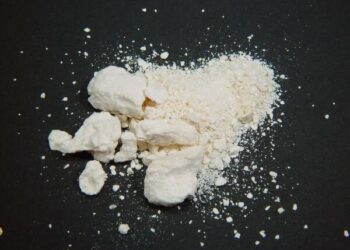 Cocaine. Foto drugsweb.nl 10 A.H. staat terecht omdat er drugs zijn gevonden in zeker vijf postpakketten die hij naar Nederland wilde verzenden via een postbedrijf. De verdachte verklaarde afgelopen donderdag aan de rechter dat hij de dozen op aanwijzing van een inmiddels overleden oom heeft ingeleverd bij het postbedrijf. Hij ontkent enige kennis te hebben gehad van de drugs in de pakketten.