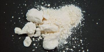 Cocaine. Foto drugsweb.nl 8 De drugsverdachte D.M. heeft bekend dat hij zeven postpakketten met drugs naar Nederland heeft verzonden tegen betaling van € 50 tot € 60 per keer. Volgens zijn verklaring deze week in de rechtszaal handelde hij op instructie van twee andere mannen, R.M. en V.S. Vijf van de verzendingen waren op verzoek van R.M., terwijl de andere twee voor V.S. waren.