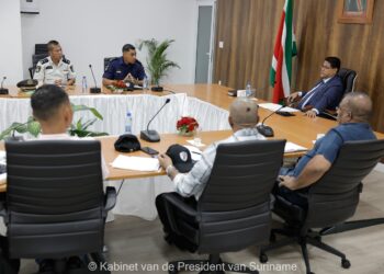 Command Center Het Command Center heeft maandag 23 oktober 2023 verslag van de werkzaamheden uitgebracht aan president Chandrikapersad Santokhi. Dit is gebeurde op het kabinet van de President. Bij deze gelegenheid zijn de verrichtingen van het Command Center over de periode 4 augustus tot en met 6 september met het staatshoofd gedeeld.