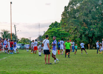 Copa Al badend in de nieuwe voetbalveld verlichting is er een begin gemaakt met de Corantijn Copa, in het inheemse dorp van Washabo.