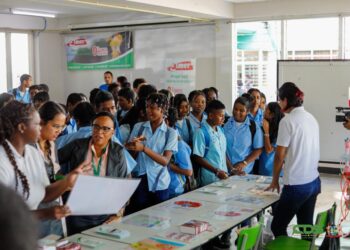 Covab11 Op 14 november wordt Wereld Diabetes Dag (WDD) internationaal herdacht, als 's werelds grootste diabetes bewustmakingscampagne. Het Elsje Finck Sanichar College COVAB organiseert in dit kader een open dag, oftewel een minibeurs, met als doel mensen bewust te maken van de mogelijkheden in de diabeteszorg.