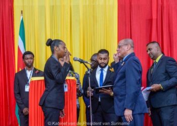 DSC0416 De landelijke onlineverkiezing voor de Jeugdraad Suriname (JRS) heeft plaatsgevonden op donderdag 1 juni 2023. Tweeënzestig kandidaten mochten meedingen naar een van de 29 plekken in het orgaan. De JRS is het wettelijke inspraakorgaan van Surinaamse jongeren op bestuurlijk niveau.  President Chandrikapersad Santokhi is deelgenoot geweest van de ceremonie en heeft in zijn toespraak benadrukt dat de jeugdraad een belangrijke rol kan spelen in de ontwikkeling van het land.