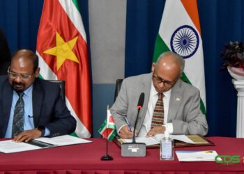 De Indiase ambassadeur voor in India in Suriname en BIBIS minister Albert Ramdin ondertekenen een vijftal overeenkomsten De Indiase ambassadeur voor India in Suriname en BIBIS-minister Albert Ramdin geven elkaar een handdruk na de ondertekening van een vijftal overeenkomsten.
