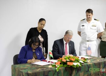 Defensie 001 De ondertekening tussen minister Krishnakoemarie Mathoera en ambassadeur Robert Faucher heeft op dinsdag 8 augustus plaatsgevonden op het ministerie van Defensie. De ondertekening van deze MoU biedt ruimte om informatie te delen, teneinde Suriname in staat te stellen illegaliteit en georganiseerde transnationale criminaliteit beter te kunnen bestrijden.