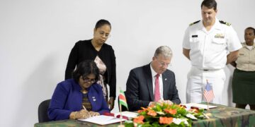 Defensie 001 De ondertekening tussen minister Krishnakoemarie Mathoera en ambassadeur Robert Faucher heeft op dinsdag 8 augustus plaatsgevonden op het ministerie van Defensie. De ondertekening van deze MoU biedt ruimte om informatie te delen, teneinde Suriname in staat te stellen illegaliteit en georganiseerde transnationale criminaliteit beter te kunnen bestrijden.