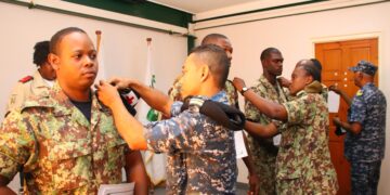 Defensie 25 gewondenverzorgers rijker6 Het Instituut voor Defensie Opleidingen (IDO) heeft 25 gewondenverzorgers afgeleverd. De militairen, allen in de rang van sld1 t/m kp1, kregen naast hun diploma ook een rode kruis band als teken dat ze nu gediplomeerde gewondenverzorgers zijn.