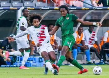 Diego Biseswar 1 Surinaams international Diego Biseswar zou graag nog één keer terugkeren in de Eredivisie, zo heeft hij aangegeven in een interview met Voetbal International. De 35-jarige Surinaamse middenvelder zit sinds zijn vertrek bij PAOK Saloniki zonder club, maar hoopt daar snel verandering in te brengen.