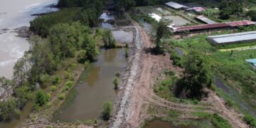 Dijk 1 Minister Riad Nurmohamed van Openbare Werken (OW) heeft een bezoek gebracht aan de werkzaamheden te Kroonenburg en aan de dijk aan de Brantimakaweg.