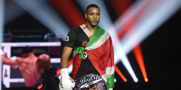 Donovan Wisse 3 Tijdens Glory 100 in Rotterdam zagen kickboksfans een zenuwslopende rematch tussen Donovan Wisse en Michael Boapeah. Na vijf intense rondes wist Wisse zijn titel met moeite te behouden...
