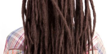 Dread Een 23-jarige vrouw uit Suriname werd betrapt op de luchthaven Pôle Caraïbe in Guadeloupe, waarbij 2,1 kg cocaïne in haar lange dreadlocks werd ontdekt. Ze stond op het punt om naar Frans-Guyana te vliegen.