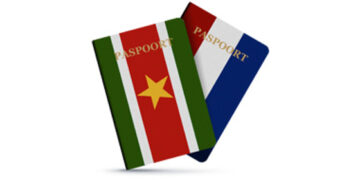 Dubbele nationaliteit 1 De meerderheid van de Tweede Kamer in Nederland heeft gisteren besloten dat ongedocumenteerde Surinamers mogen blijven. Dat wil zeggen dat zij een verblijfsvergunning kunnen regelen.