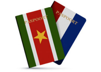Dubbele nationaliteit Er lijkt een oplossing in zicht te komen voor honderden Surinamers die al jarenlang ongedocumenteerd in Nederland verblijven. Gisteravond is in de Tweede Kamer een motie aangenomen om een regeling te treffen voor deze groep.