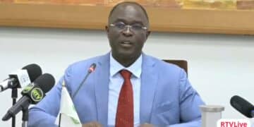 EBS Leo Brunswijk De directie van de EBS zal mogelijk stappen nemen tegen de werknemers, die dinsdag het hoofdkantoor bestormden op zoek naar directeur Leo Brunswijk. “We gaan kijken wat de schade is en wat te doen in dit geval”, zei Brunswijk dinsdagmiddag op een persconferentie.