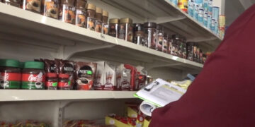 ECD controle 1 De Economische Controle Dienst (EZOTI) heeft vrijdag 17 oktober 2025 bij supermarkt M aan de Anamoestraat in Paramaribo ingegrepen na een klacht over kipproducten zonder etiket en gekoelde dranken zonder prijs. Producten zijn verwijderd en hercontrole is aangekondigd.