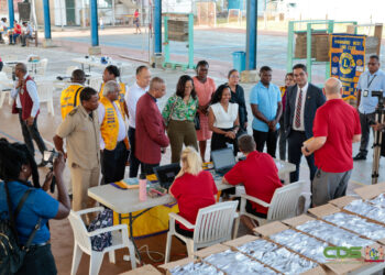 EYE scan 2 De Lions Clubs in Suriname geven de aftrap voor een grootschalig oogscreeningsproject in samenwerking met het Lions Michigan-team uit de Verenigde Staten van Amerika. De kick-off vond plaats in de Witte Lotus, in aanwezigheid van minister Amar Ramadhin van Volksgezondheid en de vijf Lions Clubs: Paramaribo North, Paramaribo East, Paramaribo West, Paramaribo Focus en Commewijne.