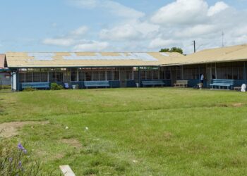 Een deel van de OS Skroetjie school 1 De scholen in de dorpen ten zuiden van ons land zijn nog steeds niet opgestart. Dit deelde DNA-lid Melvin Bouva maandag in het parlement. “Ik vraag serieuze aandacht van de regering hiervoor.” Hij gaf aan dat de scholen in de dorpen Apetina, Palumeu, Tepu, Alalapadoe, Sipaliwini Savanna, Kwamalasamutu, Koroni en Amatopo nog niet zijn begonnen. “De kwestie van watertekort strekt zich ook in deze dorpen.” “We vragen serieuze aandacht van de regering hiervoor.”