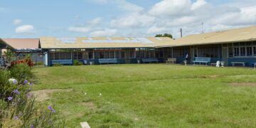 Een deel van de OS Skroetjie school De leerlingen van de zesde klas, die nu leerjaar 8 wordt genoemd, zullen vermoedelijk vanaf dit schooljaar weer een toets maken in de verschillende vakken. Schoolleiders hebben geluiden gehoord dat de toets weer gemaakt zal worden in de zesde klas.