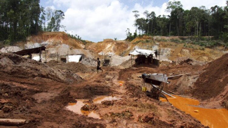 Een goudzoeker bezig met werkzaamheden in een goudmijn 4 POLITIEK & ECONOMIE | MISDAAD & POLITIE | INGEZONDEN | COLUMN & OPINIE | ENTERTAINMENT | SPORT | GEZONDHIED | KEY NEWS |