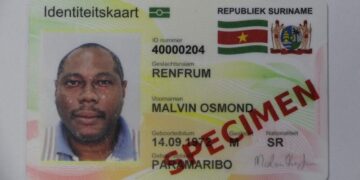 Een voorbeeld van de nieuwe elektronische ID kaart eID. Foto NII 1 Er zijn ruim 9400 e-ID-kaarten nog niet afgehaald en liggen bij de verschillende Bureaus voor Burgerzaken en het Centraal Bureau voor Burgerzaken (CBB). Dit deelde minister Marinus Bee van Binnenlandse Zaken woensdag mee voor de aanvang van de Raad van Ministers aan journalisten.