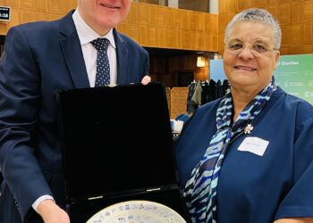 Emmanuel Zagury Tourinho en Marie Levens Ze had het echt niet verwacht, maar tijdens het grootste onderwijscongres van de universiteiten van Brazilië in Genève kreeg Marie Levens erkenning voor haar jarenlange inzet in de regio.