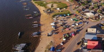 FG poort4 “De boothouders worden zeker gedupeerd en zullen naar andere alternatieven moeten kijken”, zegt districtssecretaris Patrick van Genderen van Marowijne Noordoost. De autoriteiten in Frans-Guyana hebben deze maand het uitgestrekte strand van La Charbonnière in de grensplaats Saint-Laurent-du-Maroni, vis-à-vis met Albina, gesloten.