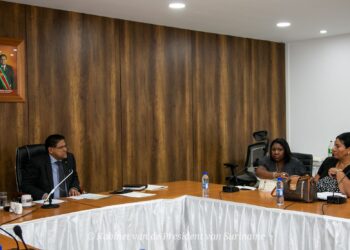 FOLS 02 De regering heeft op zondag 26 februari tijdens de nationale dialoog bij het overleg met de Federatie van Organisaties van Leerkrachten in Suriname (FOLS) de pijnpunten van deze organisatie aangehoord.