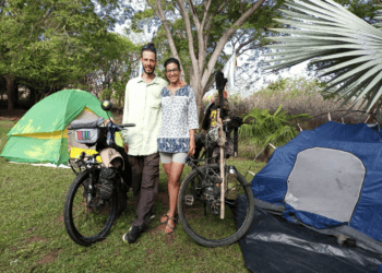 Argentijns koppel op de fiets onderweg naar Suriname