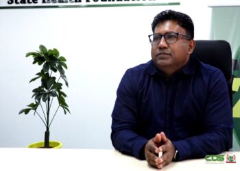 Financieel directeur SZF Krish Somai Volgens de financieel directeur, Krish Somai van het Stichting Staatsziekenfonds is er vaak sprake van onbegrip voor het complex betalingssysteem van de overheid. Dit zegt hij nadat verschillende groepen binnen de gezondheidssector in actie zijn gegaan en duidelijk hebben aangegeven dat ze de late betalingen van het SZF al zat zijn.