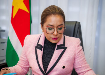 First Lady First lady, Mellisa Santokhi-Seenacherry, is bij enkele kandidaatstelling gekozen tot de nieuwe chair (voorzitter) van de Spouses of CARICOM Leaders Action Network (SCLAN). Hiernaast is ook bij enkele kandidaatstelling first lady Ann Marie Davis van de Bahamas gekozen tot vice chair (vicevoorzitter).