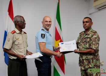 Foto 1 “Leidinggeven is een cruciaal aspect voor de defensieorganisatie. Zonder goede leiding kan je niet die successen behalen die je beoogt.” Dat zijn de woorden van kolonel Justus Hew A Kee van het Instituut voor Defensie Opleidingen (IDO) op vrijdag 2 februari 2024 bij de certificaatuitreiking aan deelnemers van de leiderschapstraining.