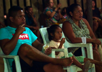 Malaria Programma houdt awareness activiteit in Tepu 7 Foto 1 aandachtige kijkers naar de Malaria testimonial film c GGF 1 Een team van het Malaria Programma van het Ministerie van Volksgezondheid Suriname, bezocht deze laatste week van januari 2024 het Trio inheemse dorp Tepu aan de Tapanahony rivier. Het Malaria team had een paar bijzondere activiteiten in dit dorp.