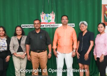 Foto EAA OW Het ministerie van Openbare Werken (OW) heeft als taakstelling de zorg om diverse civieltechnische, bouwkundige, groenvoorzieningen en dienstverlenende activiteiten uit te voeren. De uitvoering van deze werkzaamheden, uitgezonderd de werkzaamheden die in eigen beheer worden uitgevoerd, gebeurt door het contracteren van aannemers.