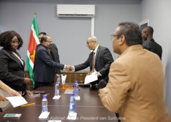 Foto Kabinet 4 Het perceel op de hoek van de mr. Jagernath Lachmonstraat, de Albertlaan en de Jourilaan met een oppervlakte van 0,9822 ha is officieel overgedragen aan India.  Op vrijdag 11 augustus 2023 vond de ondertekening van de notariële akte van verkoop en koop plaats op het Kabinet van de President.